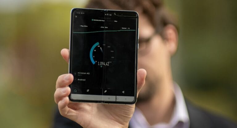 Med med foldbar smartphone viser hastighedstest