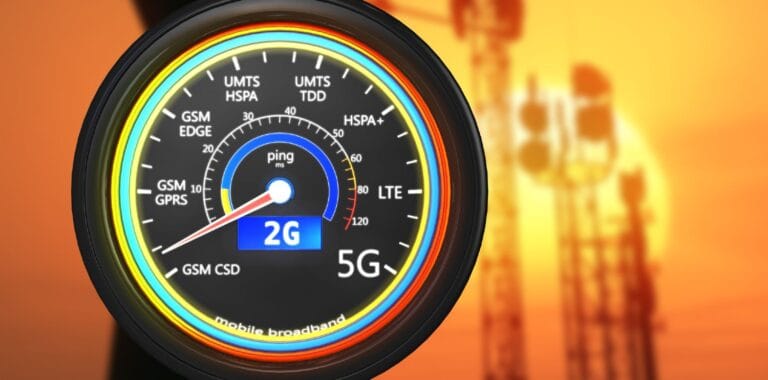 Grafik med antenner og solnedgang i baggrunden og et speedometer med 2G-hastighed i forgrunden