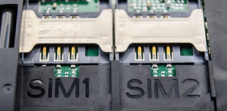 Dual SIM slots i en mobiltelefon, placeret side om side