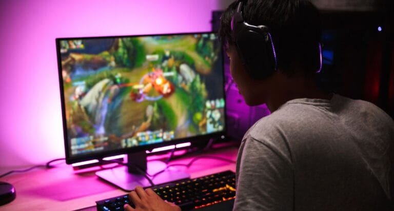 Ung mand spiller computer på nettet