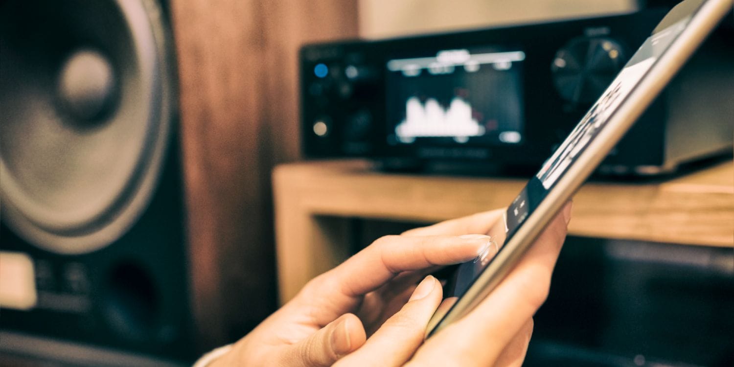 Kvinde lytter til musik via iPad