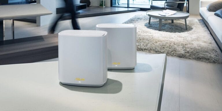 2 stk. ASUS routere på et bord i en moderne bolig