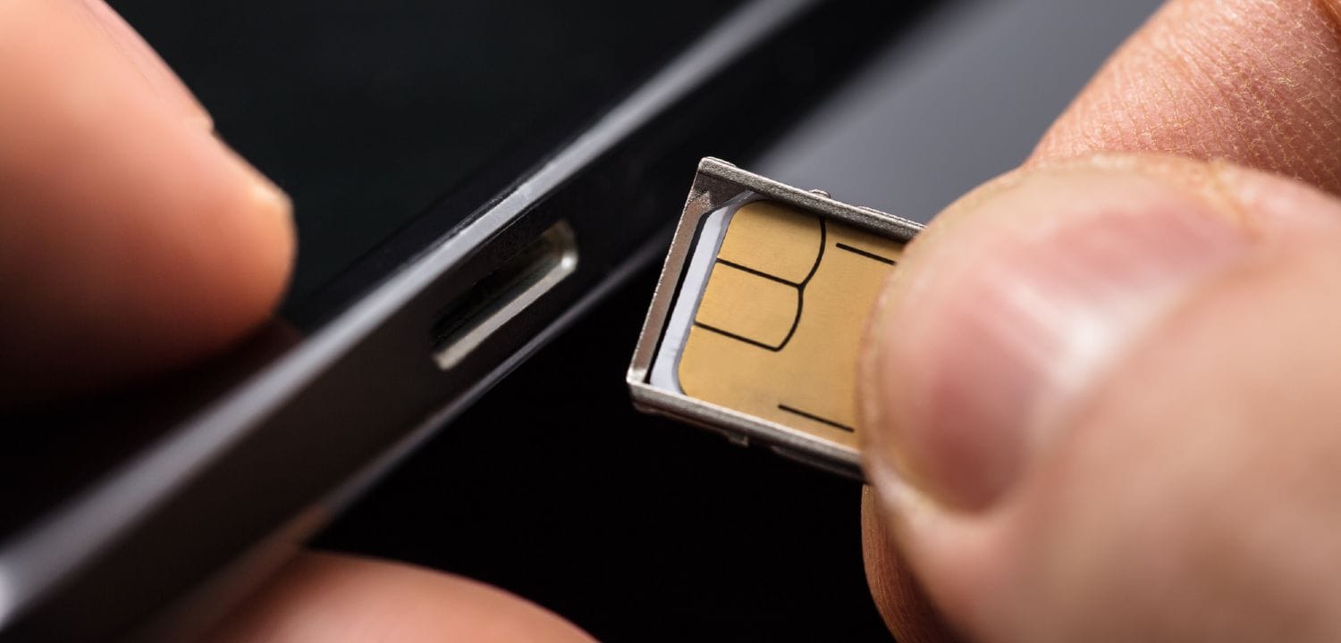 Mand sætter SIM-kort i en tablet