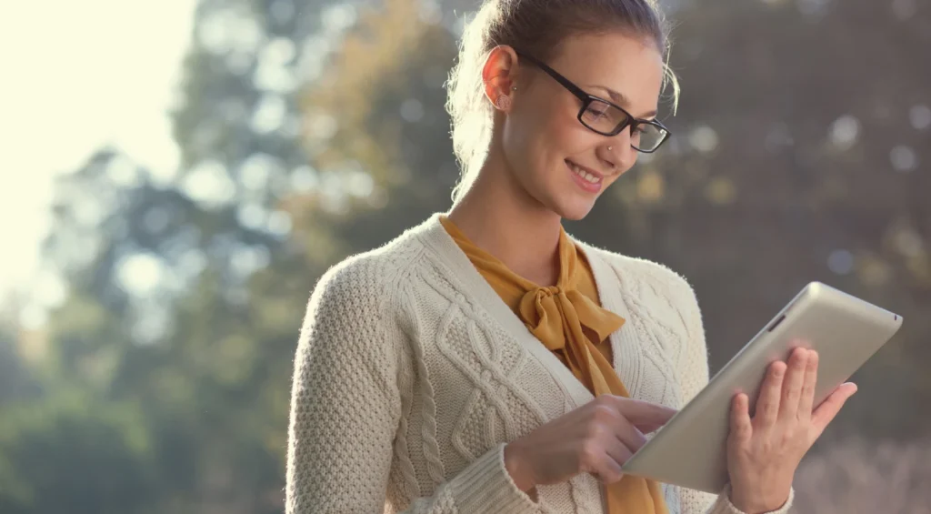 Kvinde bruger tablet udendørs