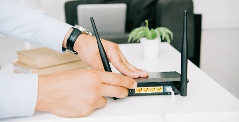 Trådløs router i færd med at blive installeret i en dagligstue