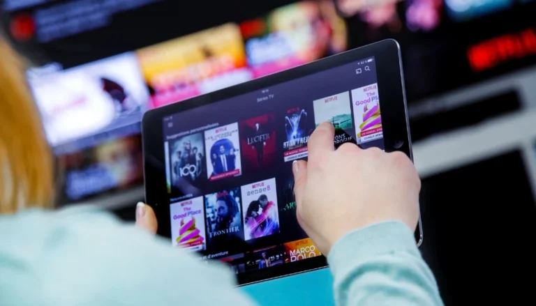 Kvinde bruger streamingtjeneste på tablet