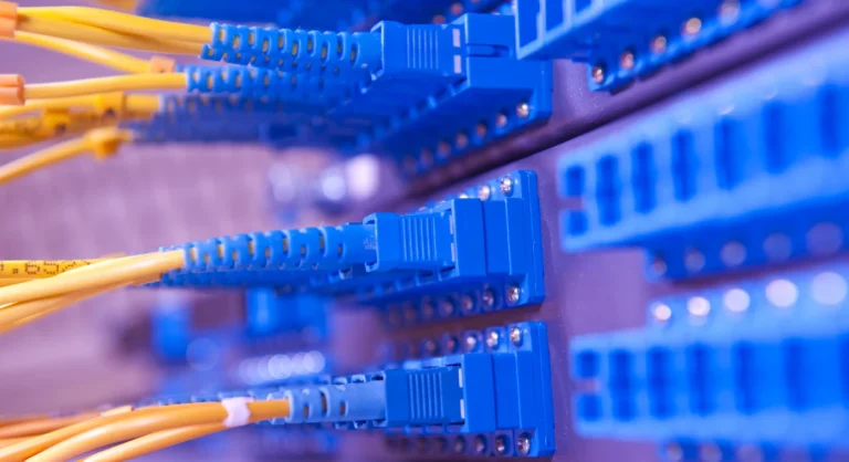 Fiberboks med lyslederkabler