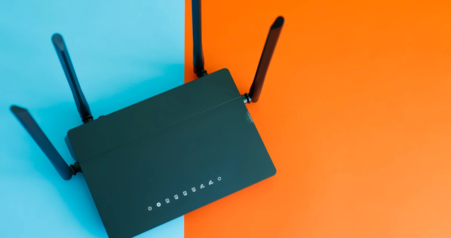 Trådløs router på blå-orange baggrund