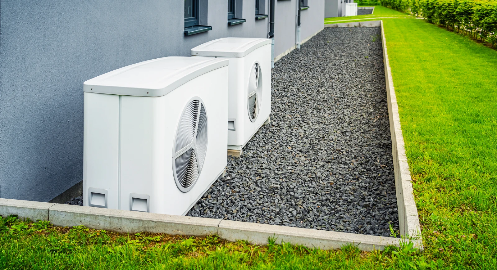 To varmepumper monteret ved husfacade