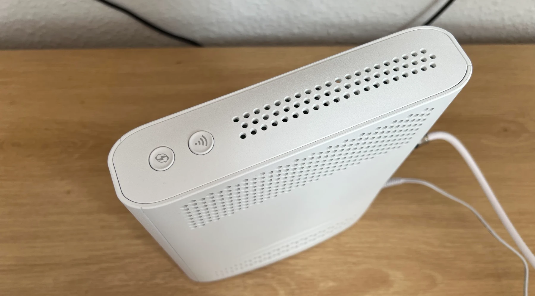 Router set fra toppen med synlig WPS-knap