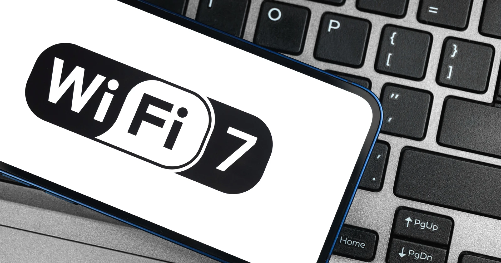 Wi-Fi 7 logo på iPhone ovenpå Macbook