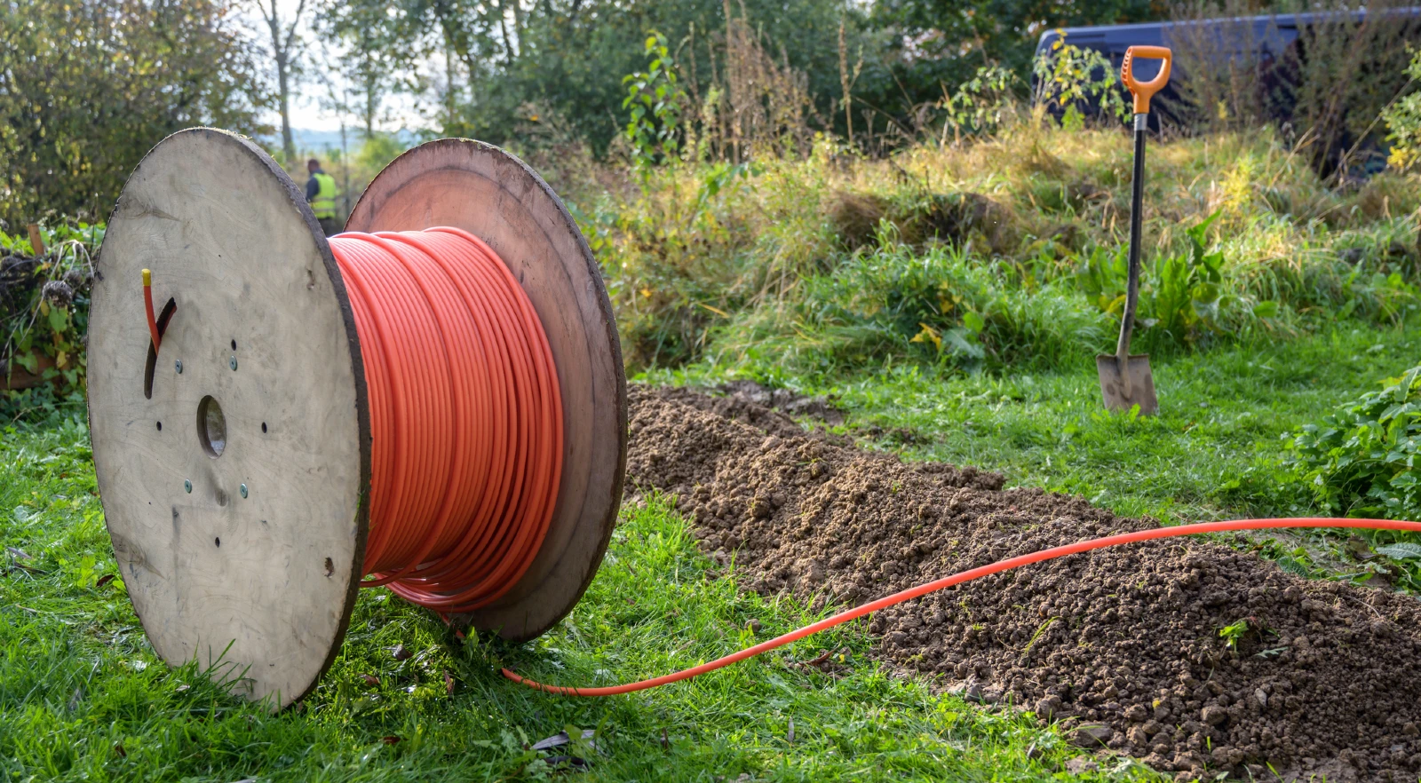 Fiberkabel på tromle i have ved rende